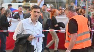 Vlastenci v čele s Vrabelem opět protestují, vadí jim neplnění předvolebních slibů. Glosujeme živě Vlastenci v čele s Vrabelem opět protestují, vadí jim neplnění předvolebních slibů. Glosujeme živě