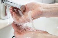 Až 80 % infekčních nemocí včetně covidu-19 se přenáší rukama: Umíte si je správně umýt?