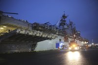 NATO vysílá lodě a letadla na východ, USA drží v pohotovosti 8500 vojáků. Kreml zmínil „hysterii“