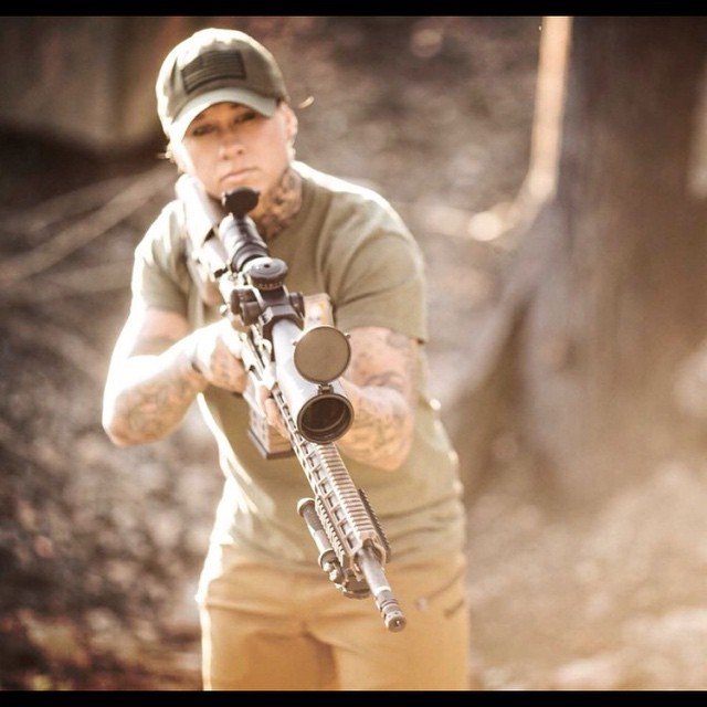 Kinessa Johnson, nejdrsnější krásná vojačka. Bojovala v Afghánistánu, dnes chrání zvířata v Africe