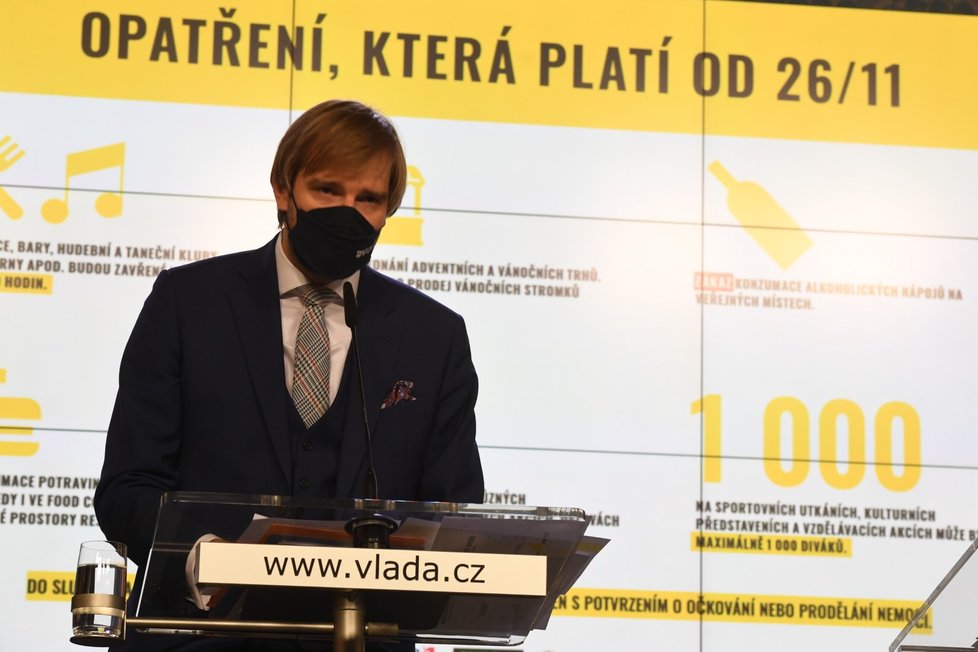 Ministr zdravotnictví Adam Vojtěch vystoupil na tiskové konferenci po mimořádné schůzi vlády v demisi, která projednávala nová opatření proti šíření onemocnění covid-19 (25. 11. 2021)