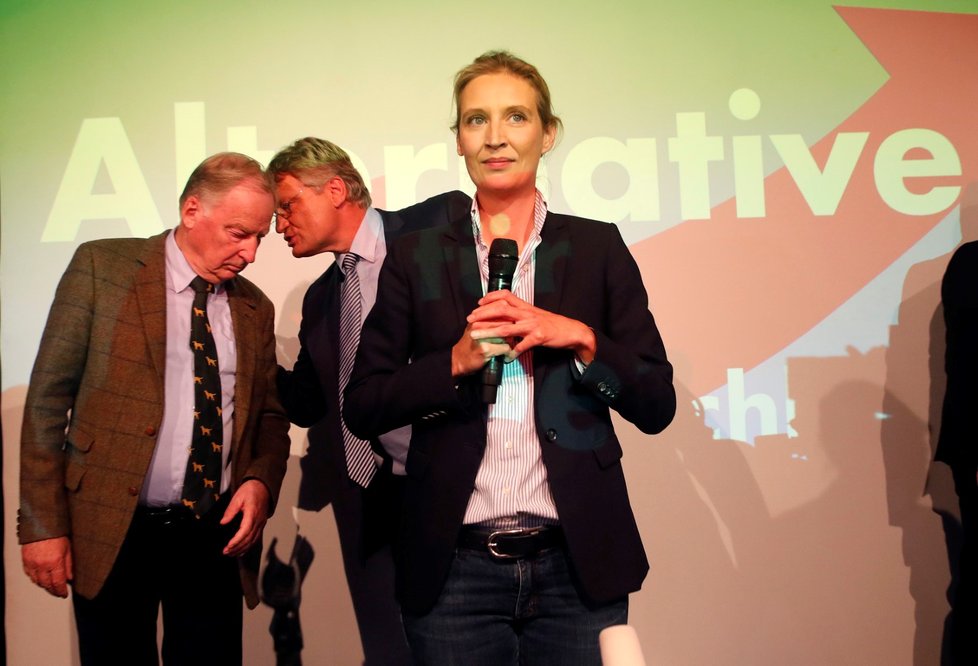 Přední kandidátka strany AfD (Alternativa pro Německo) Alice Weidel promluvila po oznámení předběžných výsledků. Spolu s ní na pódiu stáli Alexander Gauland (vlevo) a Joerg Meuthen, předseda strany.