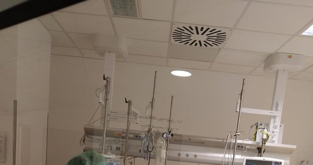 Pracoviště Anesteziologicko- -resuscitační kliniky ve Fakultní nemocnici u sv. Anny. Zde se na speciálních přístrojích léčí pacienti s nejtěžším průběhem covidu-19.