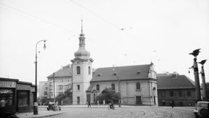 Nejstarší kostel ve Vršovicích dříve obklopoval hřbitov, dnes náměstí a domy. Díky němu vynikl Gočár