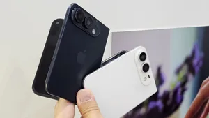 Všichni o něm jen mluví, ale v Berlíně si už na něj sáhnete. Drželi jsme v ruce skládací iPhone Všichni o něm jen mluví, ale v Berlíně si už na něj sáhnete. Drželi jsme v ruce skládací iPhone