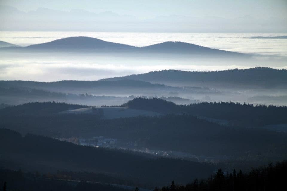 Mlha se valí pohádkovou krajinou. Okolí Bavorova fotil Lukáš Gallo.