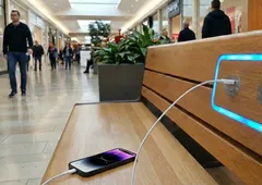 Vypadá jako pomocník, ale může to být past. Nepodceňujte riziko veřejných USB nabíječek Vypadá jako pomocník, ale může to být past. Nepodceňujte riziko veřejných USB nabíječek