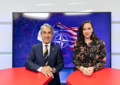 Vysíláme: Velvyslanec USA ve studiu Blesku o  souboji Bidena s Trumpem a budoucnosti NATO