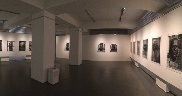 Výstava ze dvou pater, které jsou vyplněné velkoplošnými fotografiemi Jasanského a Poláka.
