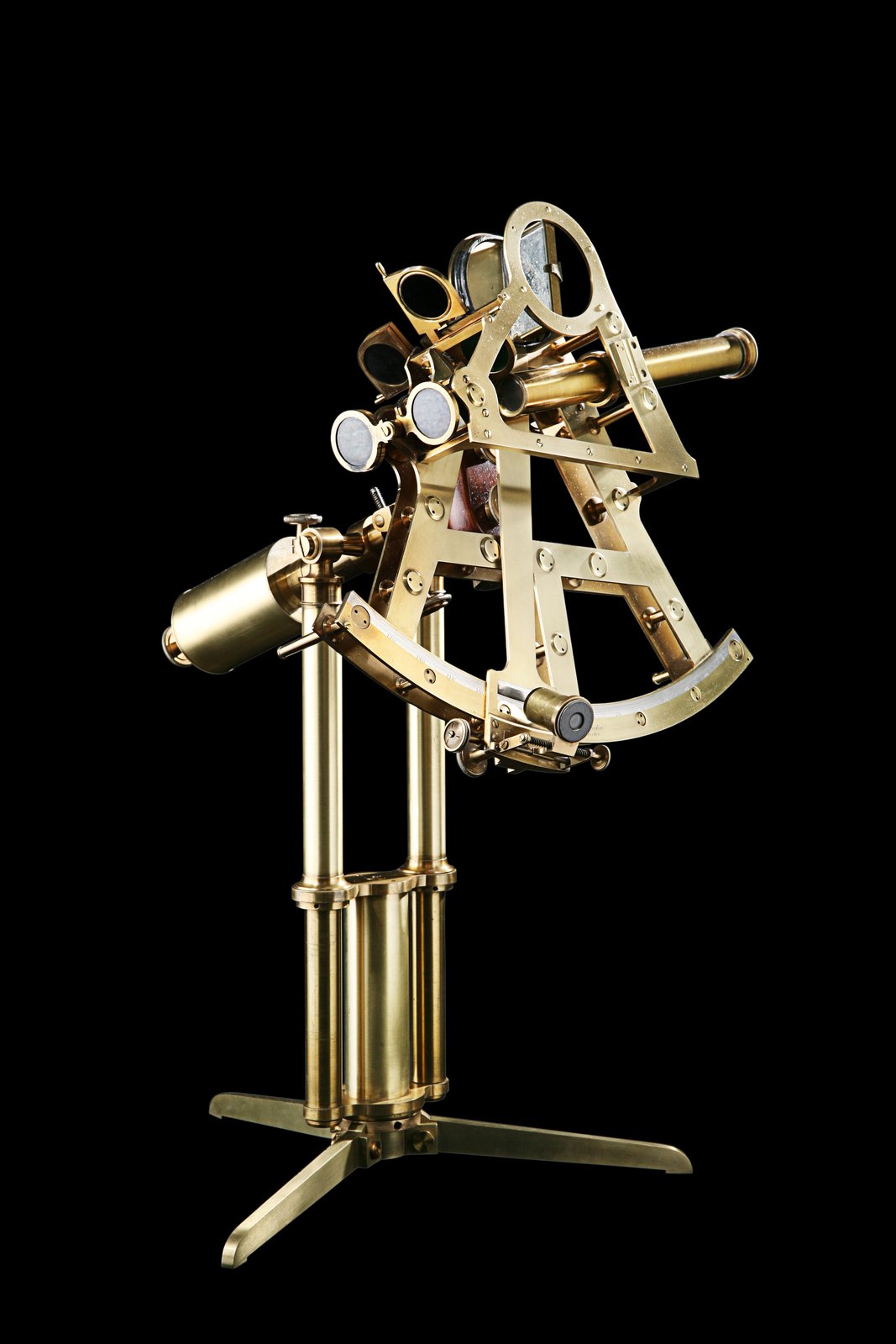 Neobvyklý zrcadlový sextant uložený ve stativu a s třínožkou císaře Napoleona sestrojil v Londýně mechanik Matthew Berge kolem roku 1800.