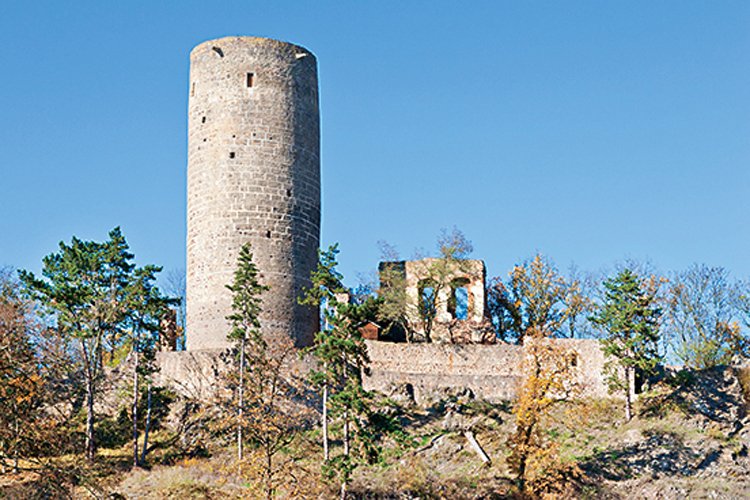 Zachovaný bergfrit a zbytky paláce hradu Žebrák