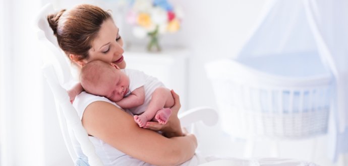Vývoj miminka 2. měsíc: První úsměv miminka i poporodní splín maminky