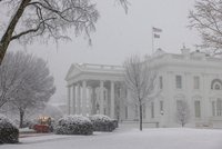Silná sněhová bouře zasáhla Washington. Bidenova helikoptéra nemohla odletět