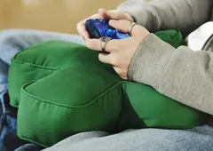 Xbox a Ikea vyrobí herní nábytek do obýváku. Páčka ovladače poslouží jako stolička, D-pad jako podnos Xbox a Ikea vyrobí herní nábytek do obýváku. Páčka ovladače poslouží jako stolička, D-pad jako podnos