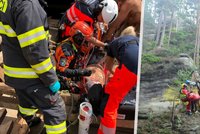 Zavalený dělník nebo záchrana v Adršpašských skalách: Záchranáři k pacientům museli vrtulníkem