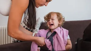 Záchvaty vzteku při oblékání: Jak zvládnout podzimní vrstvení bez slz a křiku Záchvaty vzteku při oblékání: Jak zvládnout podzimní vrstvení bez slz a křiku