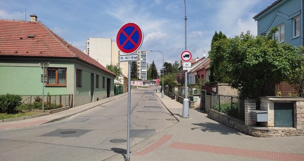 Ulice U Hřiště v Brně má nově značku: Zákaz zastavení. Pacienti lékařky Heleny Jandíkové (sídlí v modrém domě vpravo) zde nemohou ani vystoupit z auta.