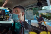 Čína v Hongkongu přitvrdila: Mladý demonstrant dostal devět let za transparent o svobodě