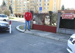 Zákon zakazuje stání i před vlastním domem. Jak to v praxi řeší policie? Zákon zakazuje stání i před vlastním domem. Jak to v praxi řeší policie?