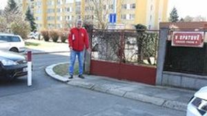 Zákon zakazuje stání i před vlastním domem. Jak to v praxi řeší policie? Zákon zakazuje stání i před vlastním domem. Jak to v praxi řeší policie?