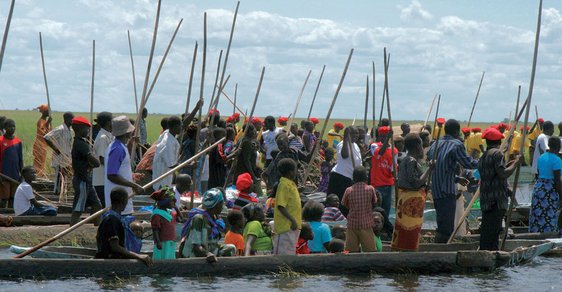 Kuomboka: Velkolepá oslava, při které zambijský král s královnou unikají před rozvodněnou řekou Zambezi