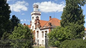 Zámek Dub: Osobité sídlo, kde voní čerstvé koláče a dveře vám otevře sama baronka Zámek Dub: Osobité sídlo, kde voní čerstvé koláče a dveře vám otevře sama baronka