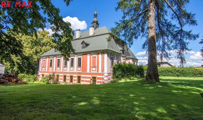 Za 18,5 milionu korun je na prodej barokní zámek (1 450 m²) ve Vyklanticích s pozemkem o výměře 14 685 m². Majitel ho podle inzerátu koupil po revoluci jako ruinu a průběžně ho rekonstruoval.