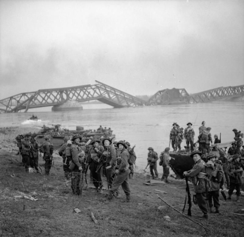 Překročení Rýnu britskými jednotkami 24. března 1945. V pozadí je vidět most  zničený ustupujícími německými jednotkami.