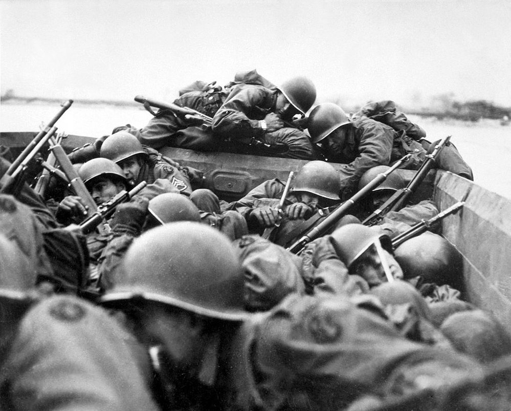 Američtí vojáci při přejezdu řeky Rýn.