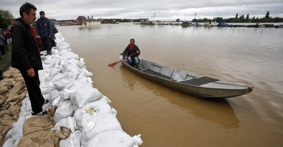 Katastrofální záplavy v Bosně a Srbsku už si vyžádaly desítky obětí 