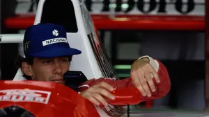 Zara představila kolekci oblečení inspirovanou Ayrtonem Sennou. Dostupná je i v Česku Zara představila kolekci oblečení inspirovanou Ayrtonem Sennou. Dostupná je i v Česku