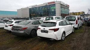 Záruka jako past? Nová auta měsíce stojí a firmy raději volí neautorizák