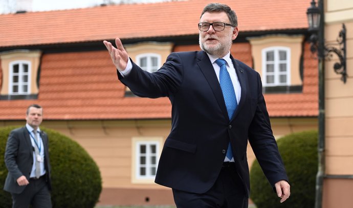 Ministr financí Zbyněk Stanjura přichází na dubnové jednání vlády na zámku Štiřín