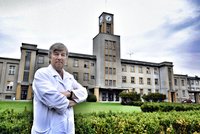 Smrt zdravotní sestry, málo respirátorů, nápor pacientů: Ředitel Thomayerky vzpomínal na boj s covidem