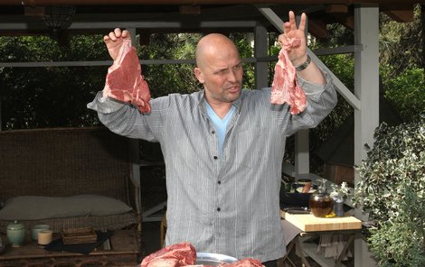 Drsný kuchař Pohlreich v současné době učí Česko grilovat v pořadu »Šéf na grilu«.