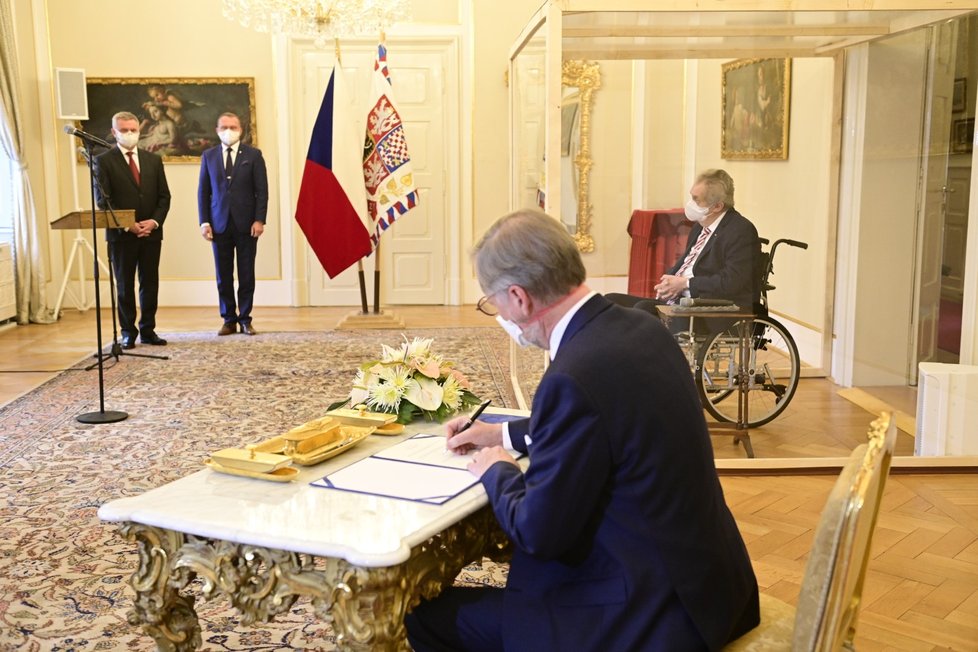Prezident Miloš Zeman jmenoval na zámku v Lánech Petra Fialu (ODS) do funkce předsedy vlády (28. 11. 2021)