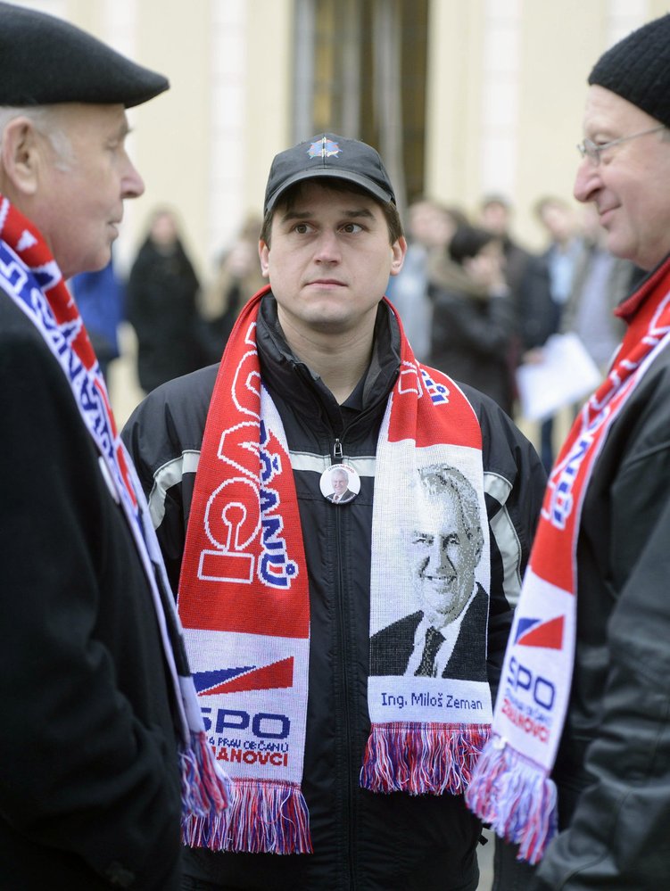 Inaugurace 2013: Někteří příznivci Miloše Zemana mají na krku šálu s jeho podobiznou