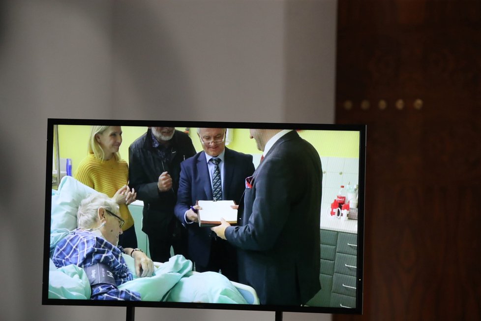 Prezident Zeman v nemocnici podepisuje rozhodnutí o svolání schůze Poslanecké sněmovny (21. 10. 2021).