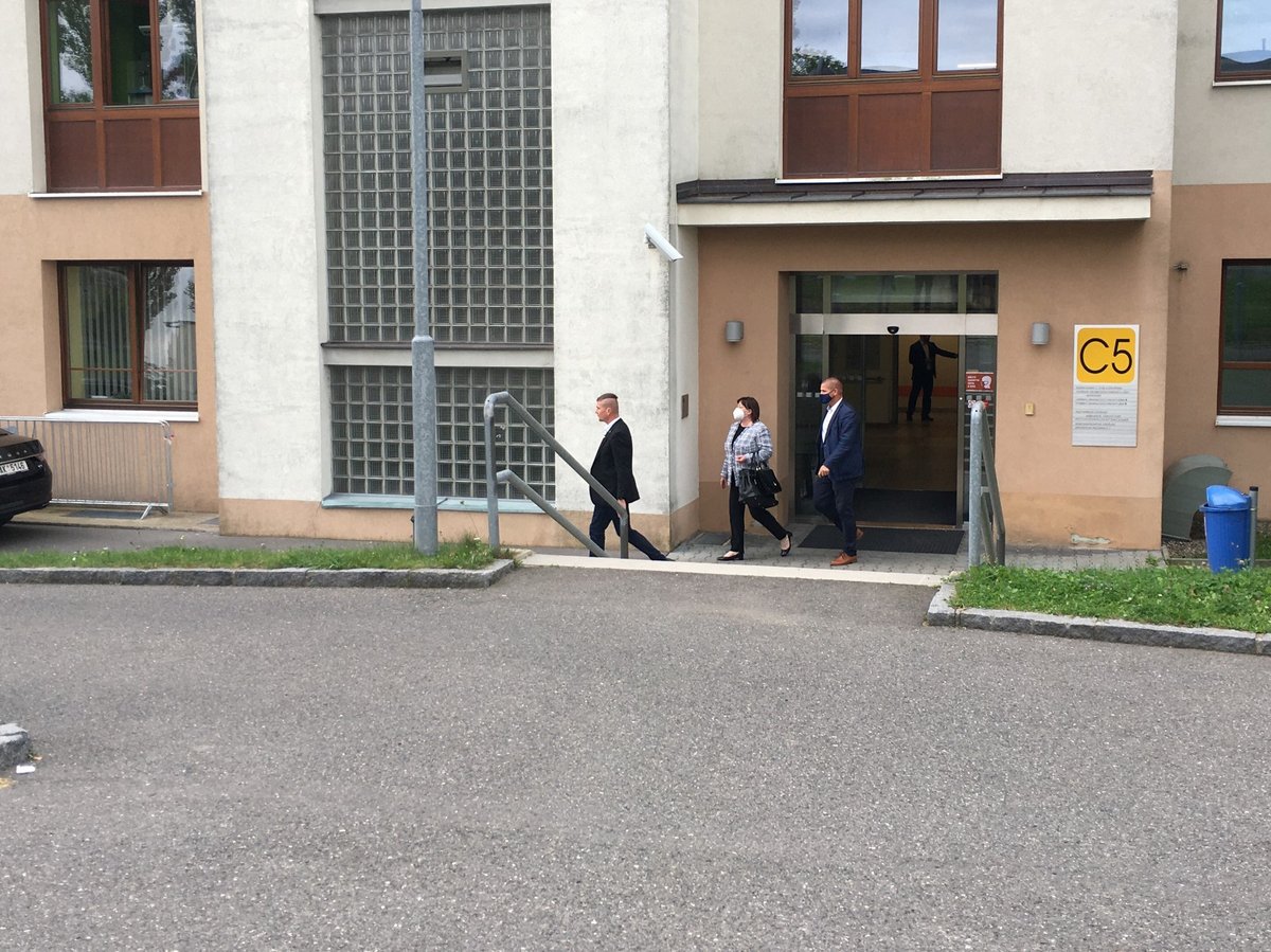 Prezidenta Miloše Zemana v Ústřední vojenské nemocnici navštívila manželka Ivana. na fotografii je také hradní protokolář Vladimír Kruliš (21. 9. 2021)