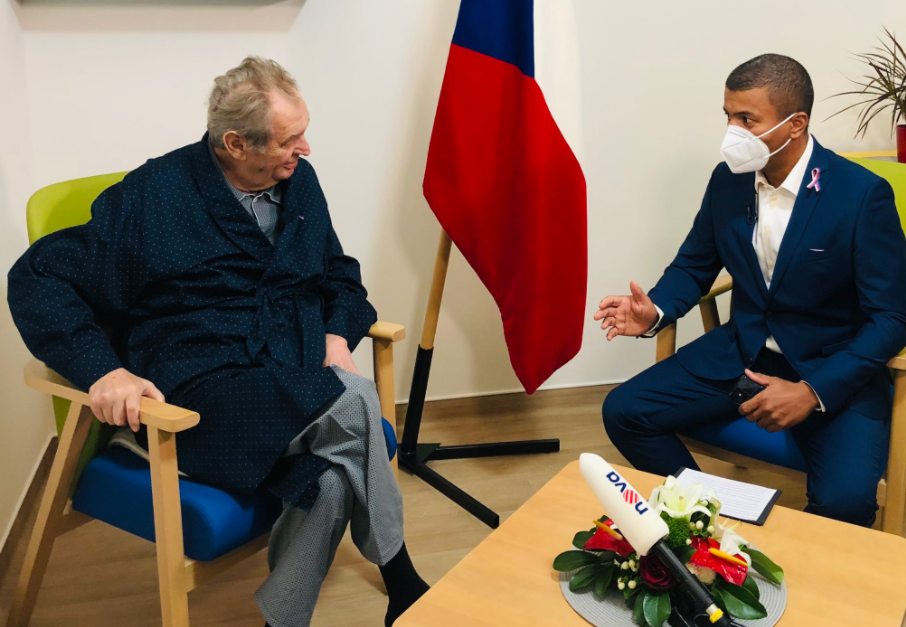 Prezident Miloš Zeman a moderátor Rey Koranteng v Ústřední vojenské nemocnici (17. 11. 2021)