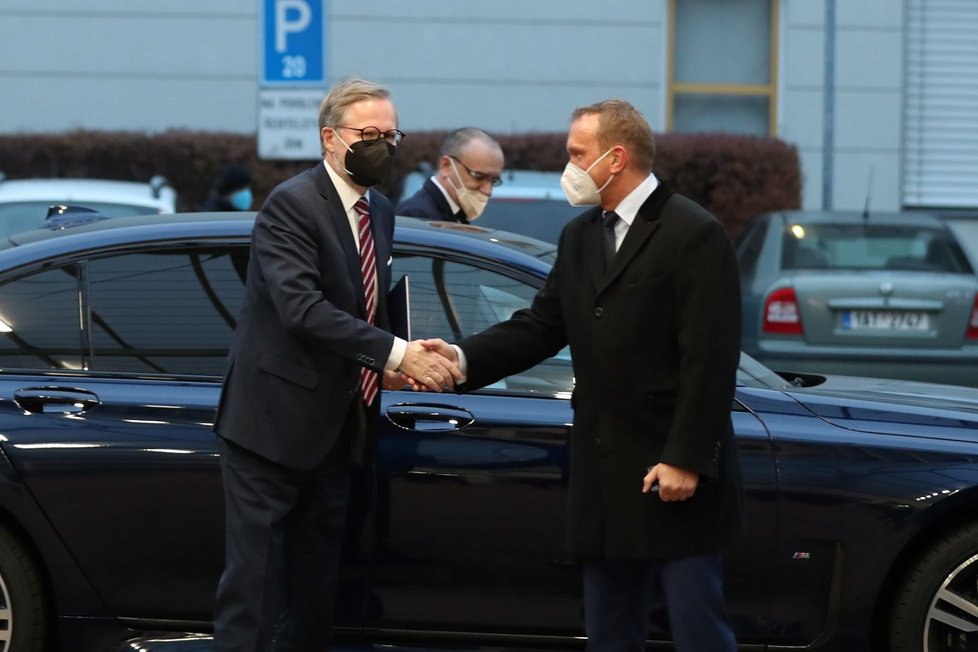 Předseda ODS a lídr koalice Spolu Petr Fiala (ODS) dorazil do ÚVN za prezidentem Milošem Zemanem (17. 11. 2021)