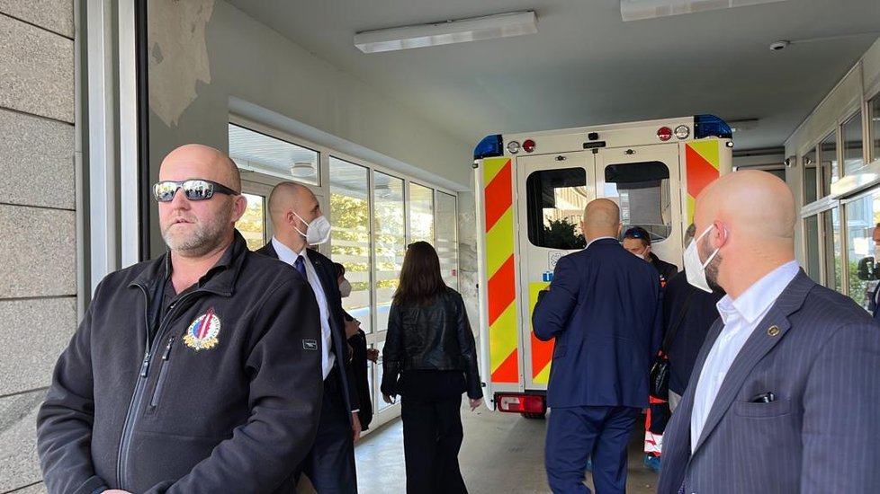 Příjezd sanitky s prezidentem Zemanem do Ústřední vojenské nemocnice