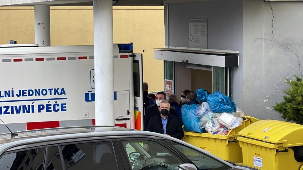 Prezident Zeman opouští Ústřední vojenskou nemocnici.