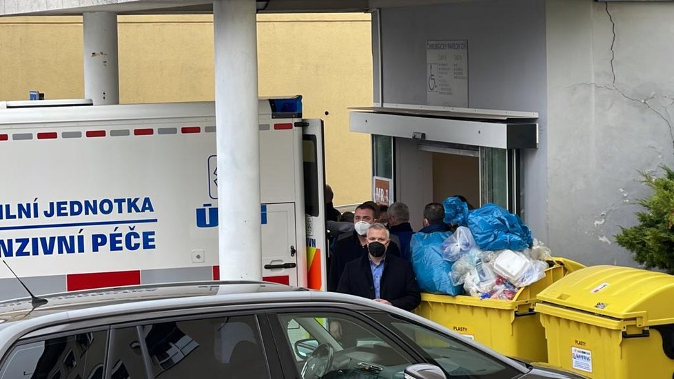 Prezident Zeman opouští Ústřední vojenskou nemocnici.