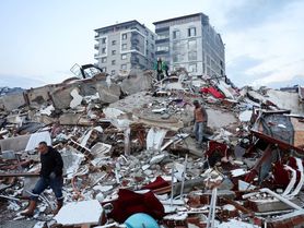 Zemětřesení v Turecku a Sýrii má přes 6000 obětí, z trosek se ozývá zoufalé volání. V ohrožení i Istanbul?