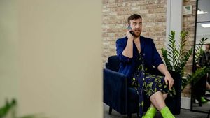 Žena v obleku je cool, muž v sukni úchyl. Proč nesmyslně nálepkujeme a odsuzujeme kreativitu? Žena v obleku je cool, muž v sukni úchyl. Proč nesmyslně nálepkujeme a odsuzujeme kreativitu?
