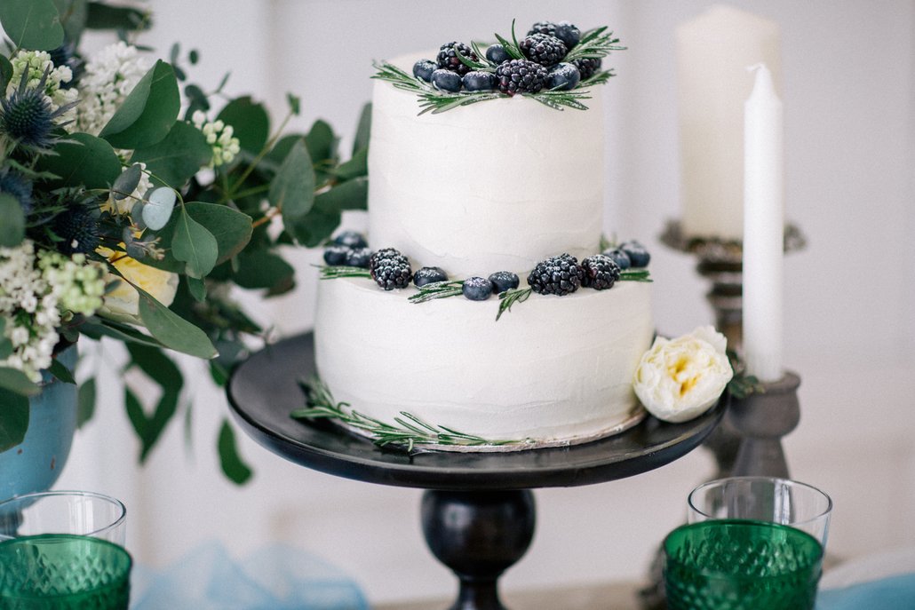 Svatební dorty v zimě se dají zdobit různým ovocem, ale i větvičkami a chvojím.
