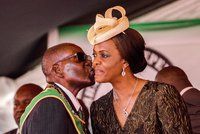Konec diktátora? Mugabe odstoupí, výměnou chce imunitu pro sebe a svou manželku