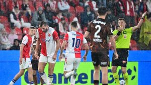 ZLATÁ PÍŠŤALKA: V Edenu měl o faulu rozhodnout Volek, ne VAR. A co přehlédl sudí na Hané? ZLATÁ PÍŠŤALKA: V Edenu měl o faulu rozhodnout Volek, ne VAR. A co přehlédl sudí na Hané?