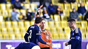 ZLATÁ PÍŠŤALKA: Radina přehlédl fauly Chorého i Šmigy. Výtečný výkon sudího na Bohemians ZLATÁ PÍŠŤALKA: Radina přehlédl fauly Chorého i Šmigy. Výtečný výkon sudího na Bohemians